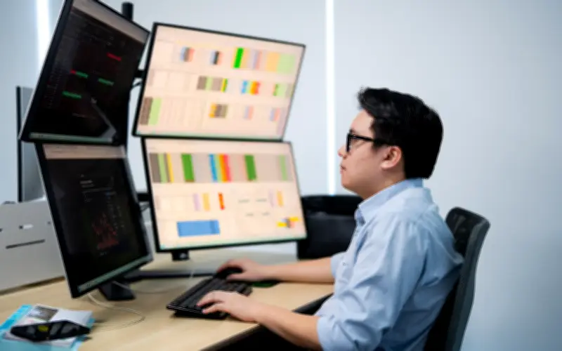 VN-Index vượt 1.800 điểm dù thanh khoản thấp nhất 8 tháng, nhóm Vingroup dẫn dắt