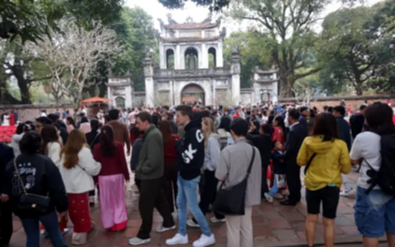 Văn Miếu Quốc Tử Giám đông nghịt người trong ngày mùng 3 Tết thầy
