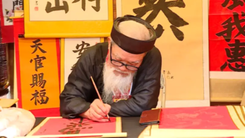 Văn Miếu - Quốc Tử Giám rực rỡ sắc xuân, thu hút du khách thập phương