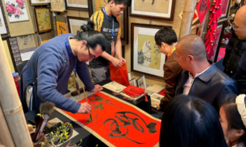 Văn Miếu - Quốc Tử Giám thu hút hàng nghìn khách với Hội chữ Xuân Bính Ngọ 2026