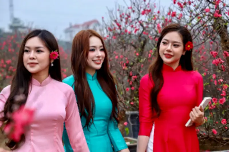 Vườn đào Nhật Tân nhộn nhịp người trẻ check-in, đón Tết trong sắc xuân rực rỡ