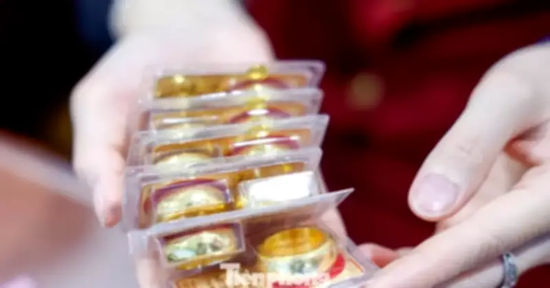 Vàng Nhẫn Bất Ngờ Giảm Giá Trong Ngày Vía Thần Tài, Vàng Miếng SJC Tiếp Tục Tăng