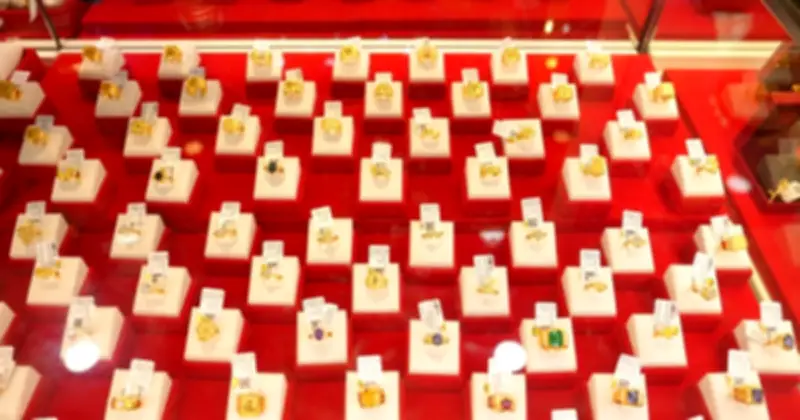 Vàng Thế Giới Lao Dốc Mạnh, Mất 100 USD/Ounce Trong Ngày Mùng 1 Tết