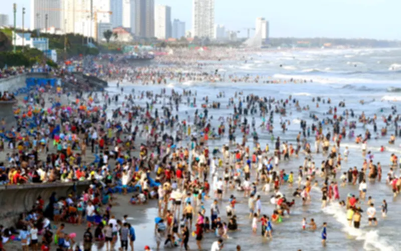 Vũng Tàu đón gần 40.000 khách du xuân, Bãi Sau chật cứng người tắm biển