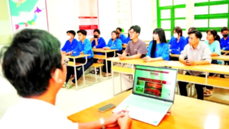 Vĩnh Long xây 'lá chắn số' cho sinh viên qua 5 năm phối hợp trường học - công an