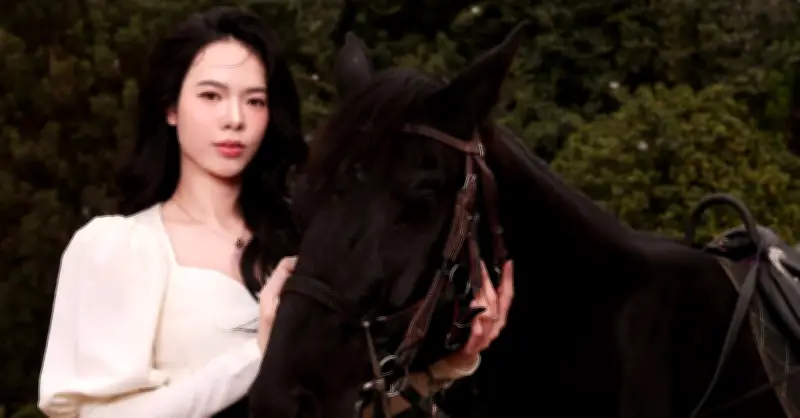 Hoa khôi bóng chuyền khoe sắc bên chiến mã đón Tết Bính Ngọ 2026