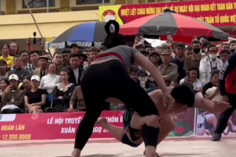 Đô Vật Hot Girl Anh Thơ Lật Ngược Thế Cờ, Đánh Bại 'Quỷ Lùn' Đào Hồng Sơn Trên Sới Vật Hội Làng