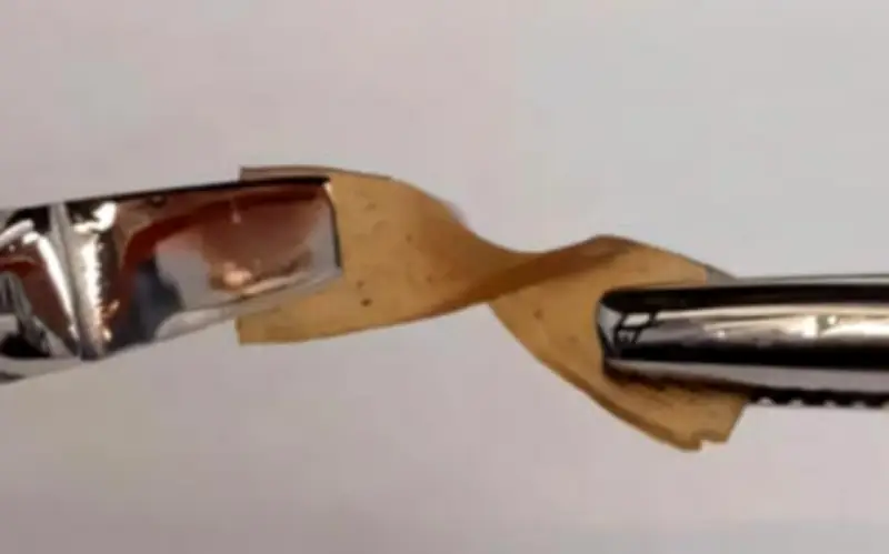 Vật liệu 'compleximer' phá vỡ quy tắc vật lý, kết hợp thủy tinh và nhựa