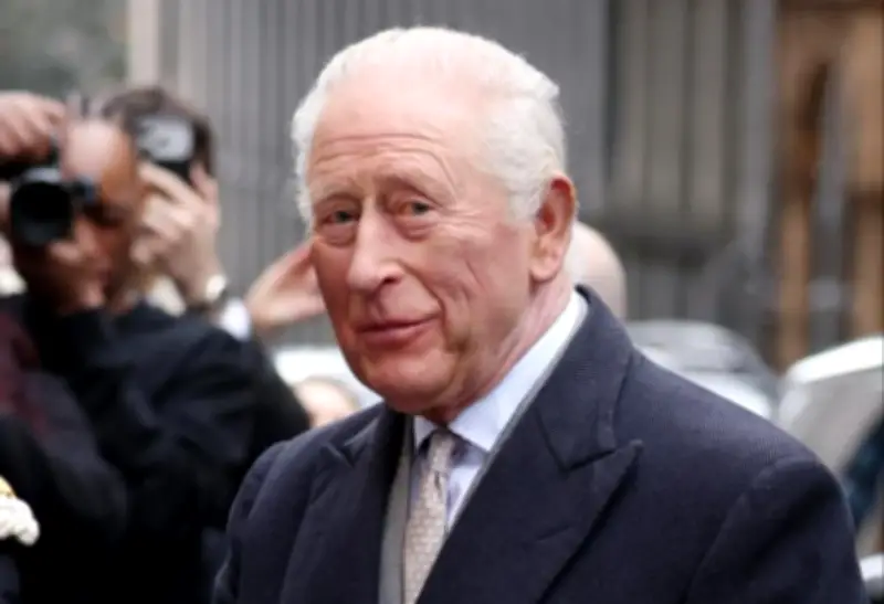 Vua Charles Tham Dự Tuần Lễ Thời Trang London Giữa Lúc Em Trai Bị Bắt