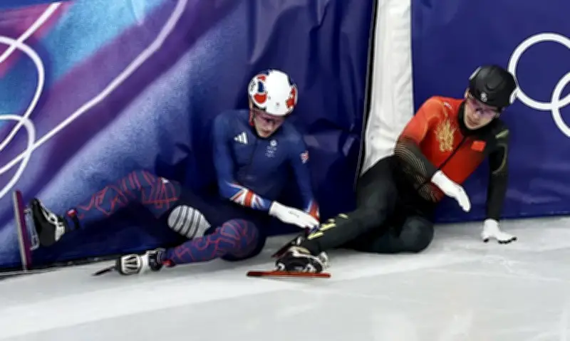 VĐV Anh gây tranh cãi khi làm hai đối thủ Trung Quốc bị loại tại Olympic mùa Đông 2026