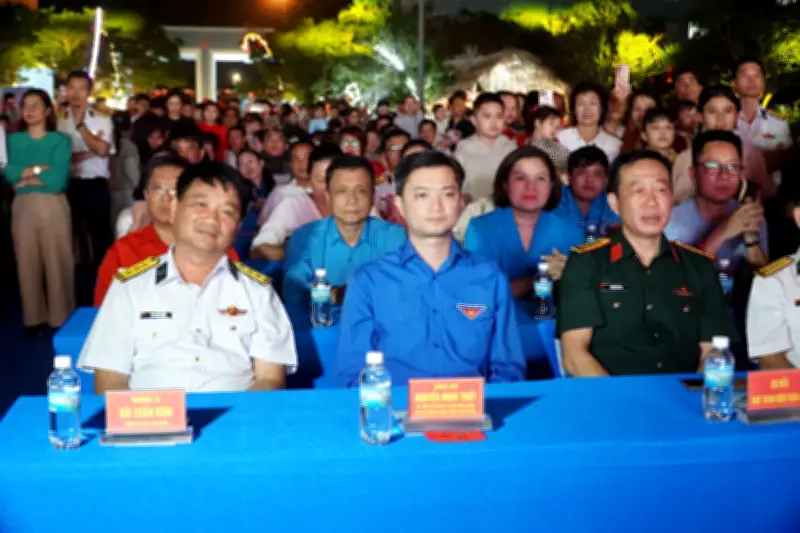 Vùng 4 Hải quân tổ chức 'Đêm hội sắc xuân' ấm áp tại Cam Ranh