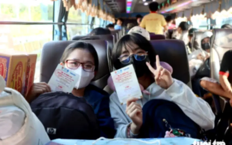 Về quê ăn Tết: Áp lực quà cáp, lì xì và nỗi lo tài chính của người trẻ