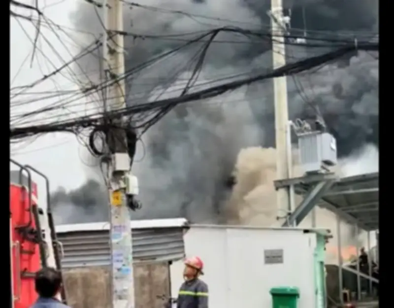 Kho phế liệu bốc cháy dữ dội tại TPHCM, lực lượng PC07 khống chế sau 40 phút