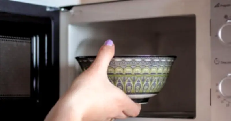 Cảnh báo màng bọc thực phẩm giả và bí quyết bảo quản cơm thừa bằng giấy nướng