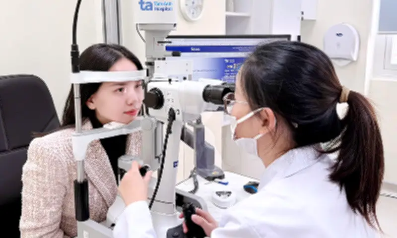 Cảnh báo nguy cơ tổn thương mắt từ thói quen nối mi, uốn mi dịp Tết