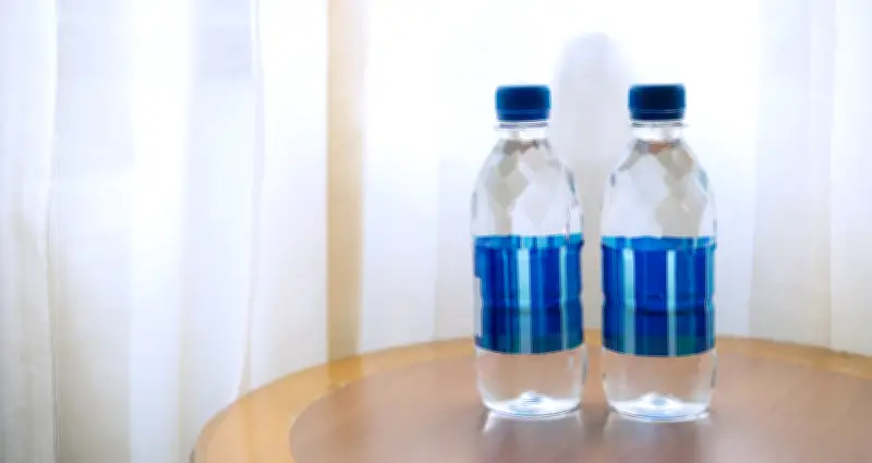 Vì sao phải lăn chai nước qua gương khi nhận phòng khách sạn?