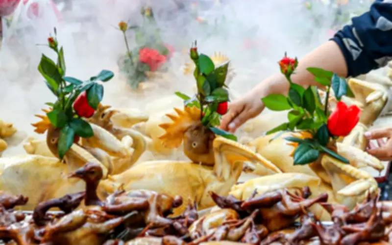 Lý do gà trống ngậm hoa hồng luôn hiện diện trong mâm cúng giao thừa