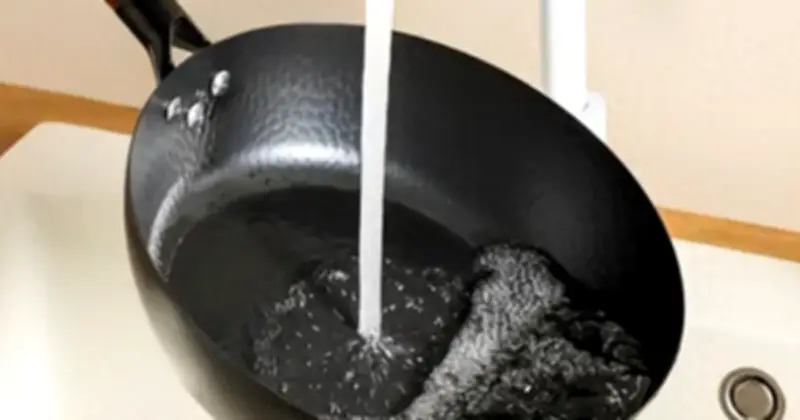 Tại sao không nên tráng chảo gang nóng bằng nước lạnh? Sai lầm nhiều người mắc phải