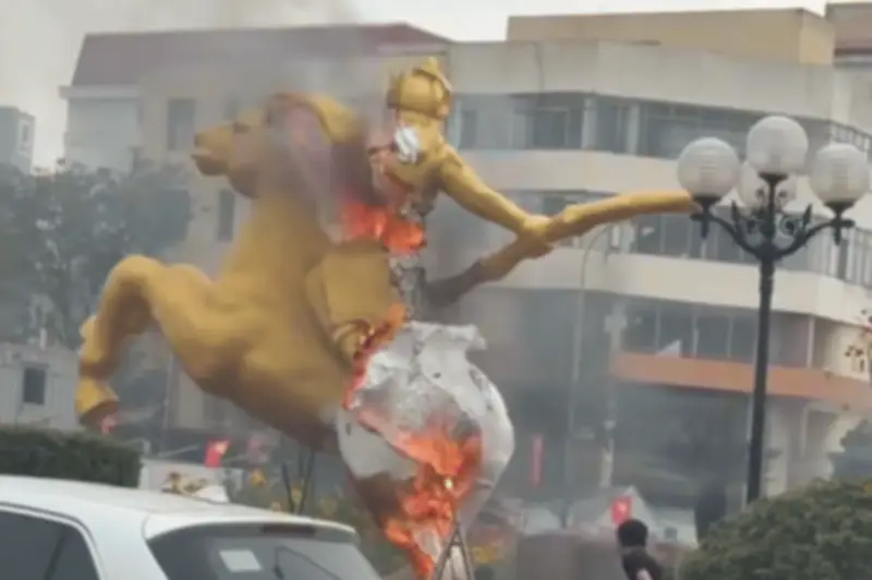 Linh vật ngựa gỗ tại Thái Nguyên bốc cháy trước khi kịp lắp đặt hoàn thiện