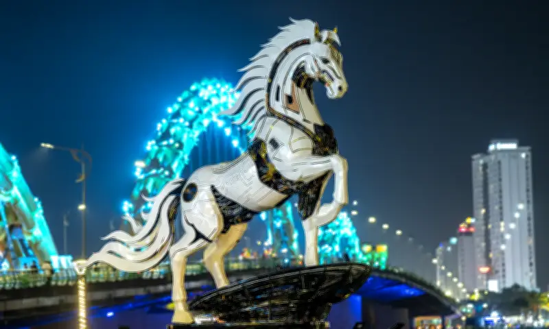 Linh vật ngựa gỗ xuất hiện trên khắp cả nước, thu hút sự chú ý