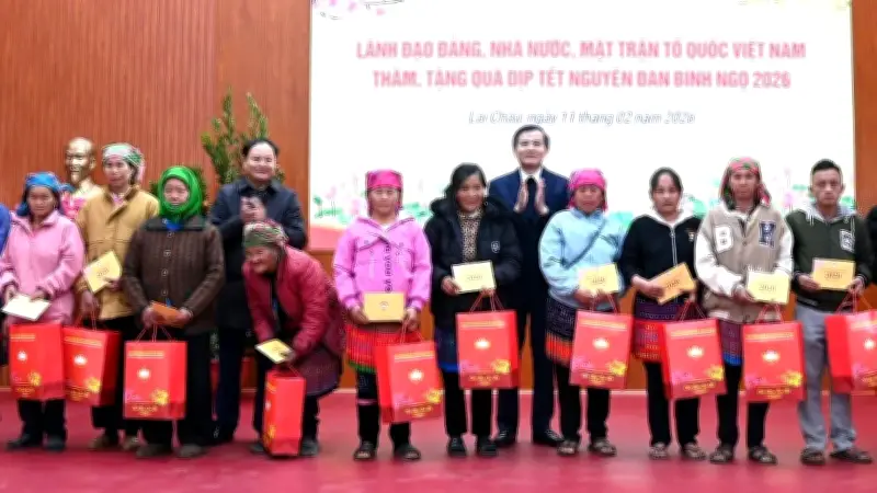 Đoàn công tác thăm, tặng quà Tết và động viên lực lượng biên phòng Lai Châu