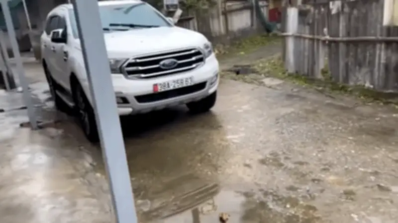 Xử lý thế nào khi bị ôtô khác 'khóa đầu, khóa đuôi' gây cản trở giao thông?