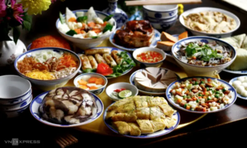 Xử trí đúng cách khi ngộ độc thực phẩm ngày Tết: Bù nước khoa học, tránh sai lầm nguy hiểm