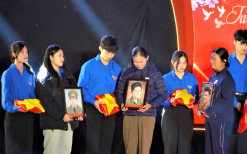 Xúc động khoảnh khắc đoàn viên của gia đình liệt sĩ sau nhiều năm tìm kiếm