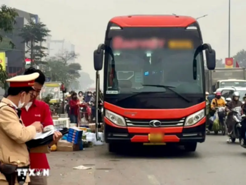 Xe 21 chỗ chở 50 người, chủ xe và tài xế bị phạt hơn 217 triệu đồng