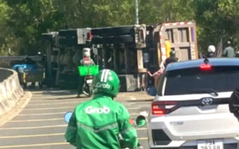 Xe ben lật chắn ngang đèo Cù Hin, giao thông ùn ứ kéo dài