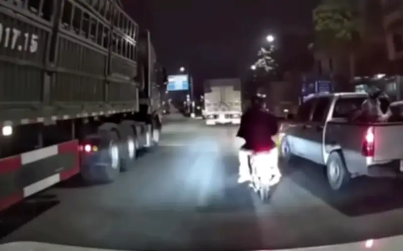 Xe bán tải chèn ép xe máy ở Hà Nội: Cảnh sát vào cuộc điều tra