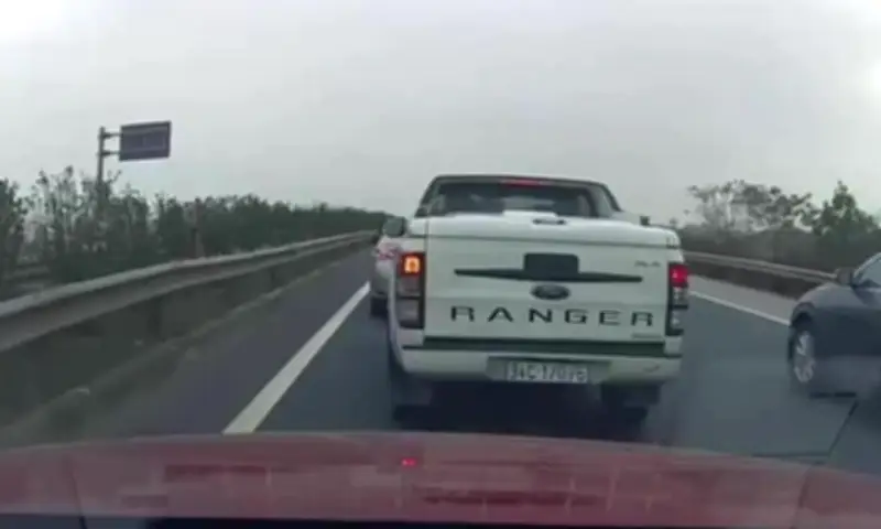 Xe bán tải húc đuôi xe con trên cao tốc Hà Nội: Bài học về khoảng cách an toàn