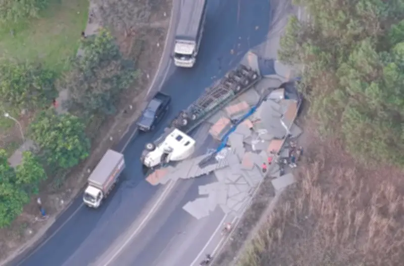 Xe container chở gỗ lật nhào trên cầu Thủ Biên, giao thông ùn tắc nghiêm trọng