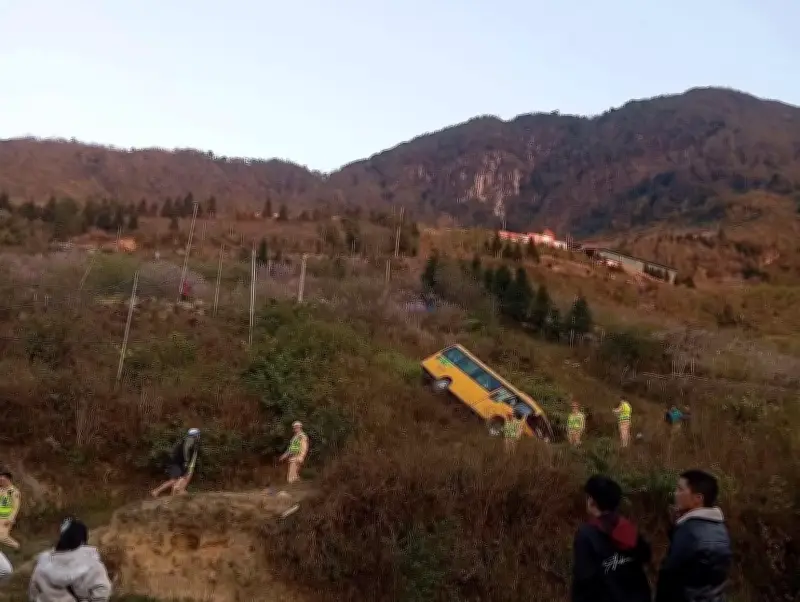 Xe du lịch 16 chỗ mất lái ở Sa Pa, rất may không có người tử vong