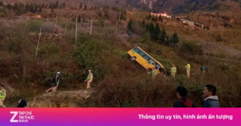 Xe Du Lịch 29 Chỗ Mất Phanh Lao Xuống Sườn Đồi Sa Pa, 20 Người Bị Thương