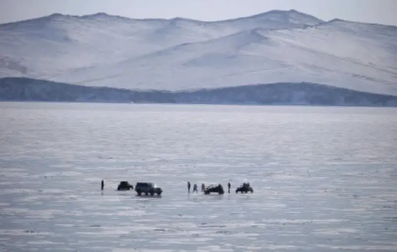 Xe Du Lịch Rơi Xuống Hồ Baikal Đóng Băng, 8 Người Mất Tích Được Cho Là Đã Thiệt Mạng