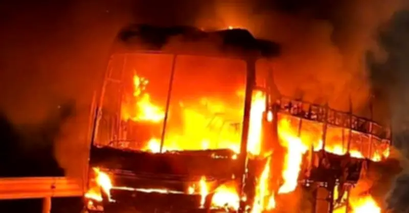 Xe giường nằm bốc cháy dữ dội tại hầm Đèo Cả, thiệt hại ước tính 3 tỷ đồng