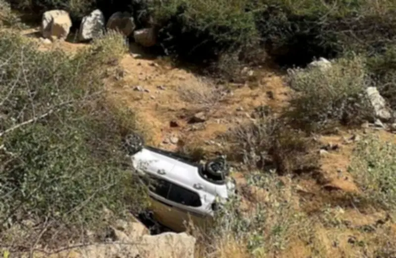 Xe hơi tông xe máy rồi rơi xuống vực sâu hơn 4m ở Khánh Hòa