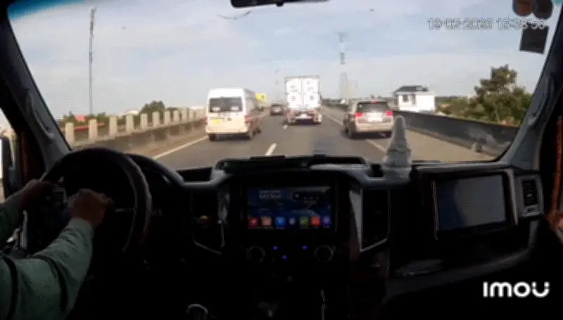 Xe Innova bung bánh trên cao tốc TP.HCM - Trung Lương, xe sau cán phải