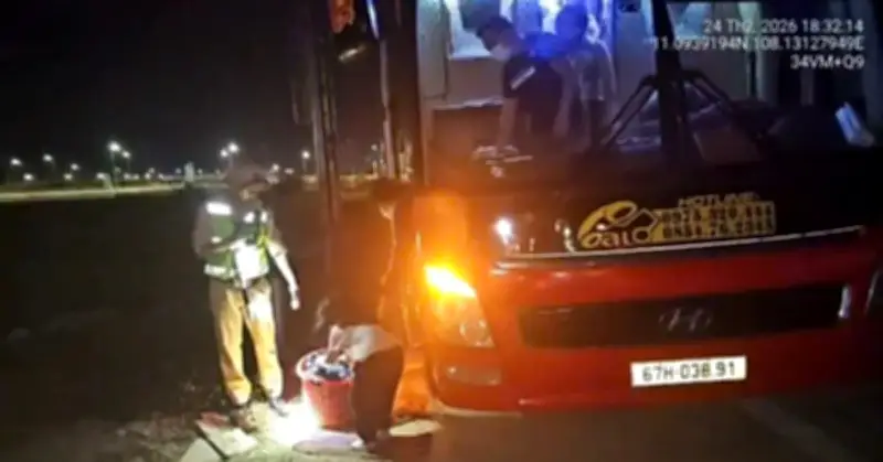 Xe khách 23 chỗ chở 40 người, tài xế và chủ xe bị phạt 127 triệu đồng