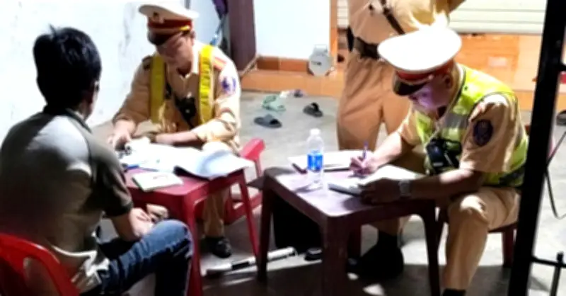 Xe khách 25 chỗ nhồi 61 người, tài xế và chủ xe bị phạt hơn 200 triệu đồng