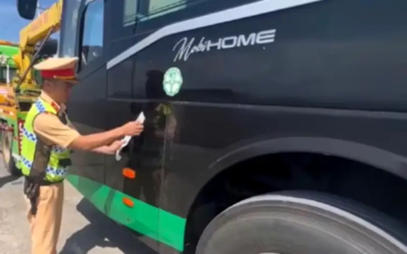 Xe khách 36 chỗ vi phạm nghiêm trọng trên cao tốc Phan Thiết – Vĩnh Hảo bị phạt 104,5 triệu đồng