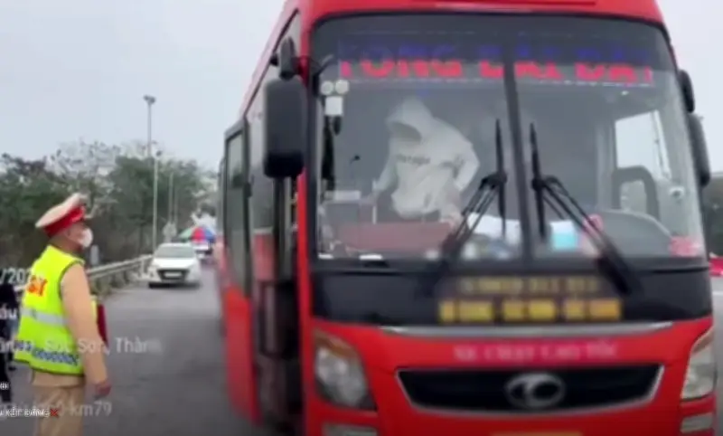 Xe khách 45 chỗ chở quá tải 83 người bị phạt nặng trên cao tốc