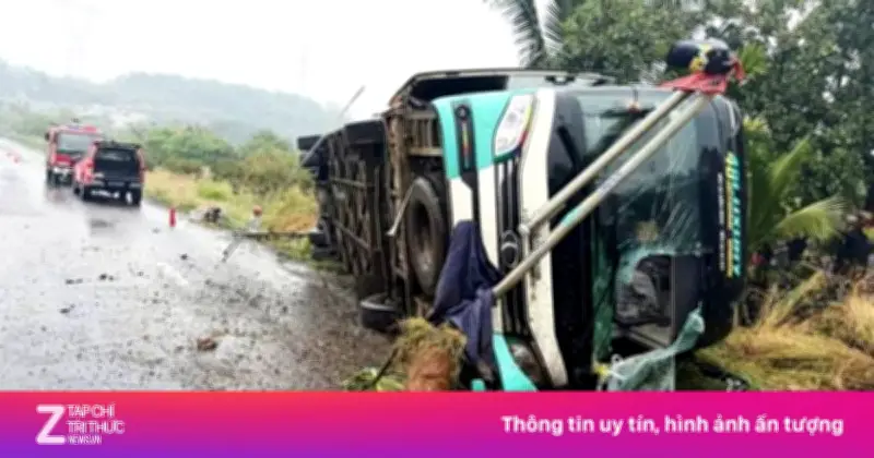 Xe khách 52 chỗ lật ngang trên Quốc lộ 14 ở Đồng Nai, một thanh niên 20 tuổi tử vong