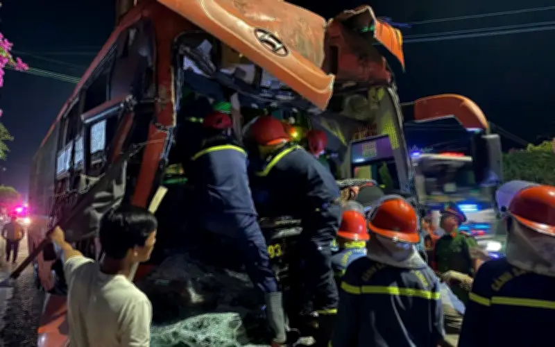 Xe Khách Bị Bẹp Dúm Phần Đầu Trong Tai Nạn Nghiêm Trọng Trên Quốc Lộ 1