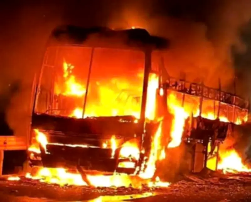 Xe khách bốc cháy dữ dội tại Đắk Lắk, tài xế anh hùng cứu 34 hành khách thoát nạn