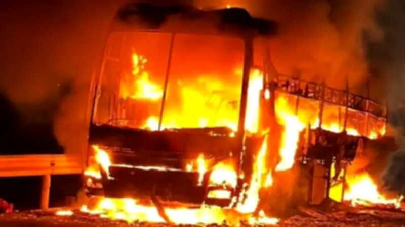 Xe khách bốc cháy dữ dội trên Quốc lộ 1, thiệt hại ước tính 3 tỷ đồng