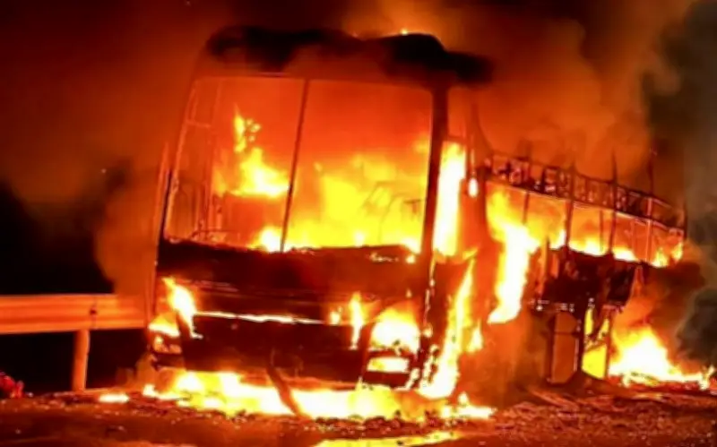 Xe khách bốc cháy dữ dội trên quốc lộ 1 tại Đắk Lắk, hành khách an toàn