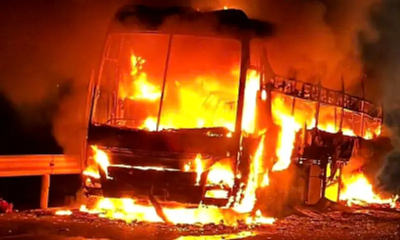 Xe khách chở 34 người bốc cháy dữ dội trên quốc lộ 1, thiệt hại 3 tỷ đồng