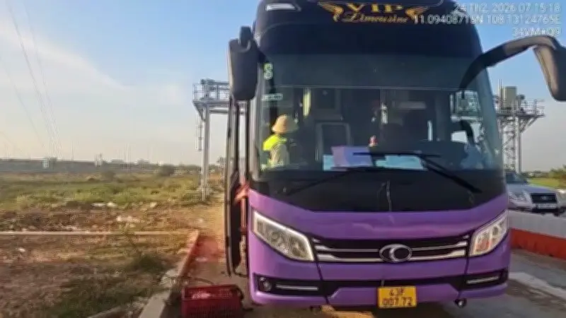 Xe khách chở dư 17 người bị phạt 127 triệu đồng tại nút giao Quốc lộ 28